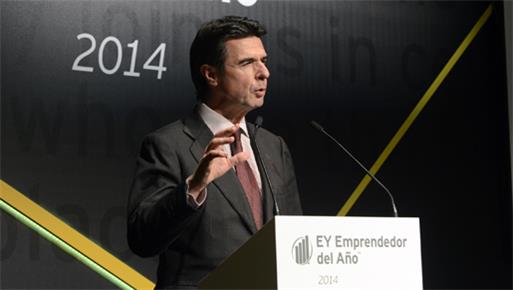 El Ministro de Industria, Energía y Turismo, José Manuel Soria, entrega el Premio Emprendedor del Año de EY