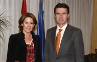 El ministro de Industria, Energía y Turismo, José Manuel Soria, se reúne con la presidenta  del Gobierno Foral de Navarra