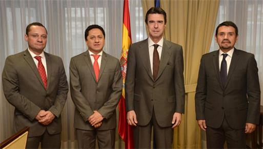 El ministro de Industria, Energía y Turismo celebra un desayuno de trabajo con varios ministros de Ecuador