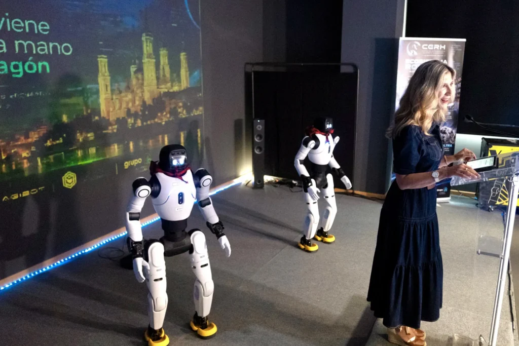 Dos robots humanoides durante la inauguración del centro de entrenamiento de Grupo UB en Zaragoza