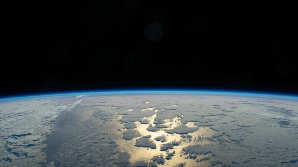 Horizonte azul de la atmósfera terrestre sobre el océano Pacífico, fotografiado desde la Estación Espacial Internacional