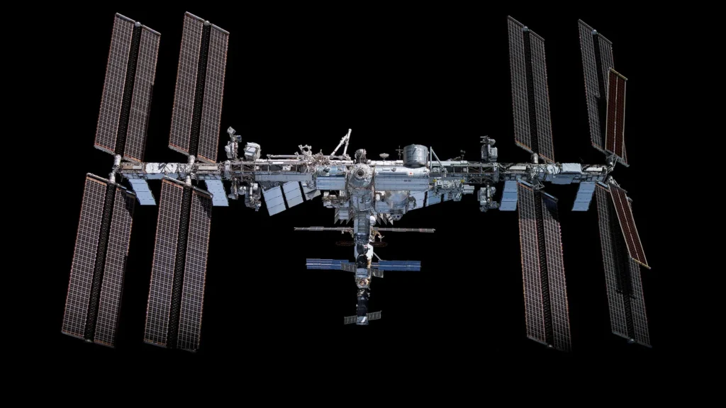 La Estación Espacial Internacional y sus paneles solares sobre el fondo negro del espacio