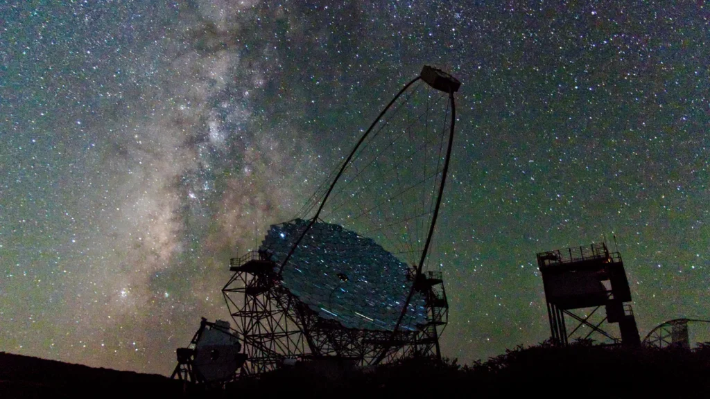 Telescopio LST-1 bajo la Vía Láctea en el Roque de los Muchachos, La Palma