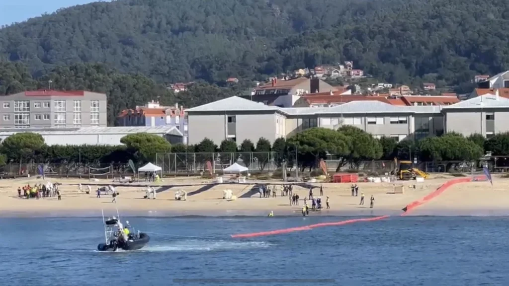 Embarcación y barrera flotante junto a equipos en tierra durante el ejercicio POLEX en Vigo