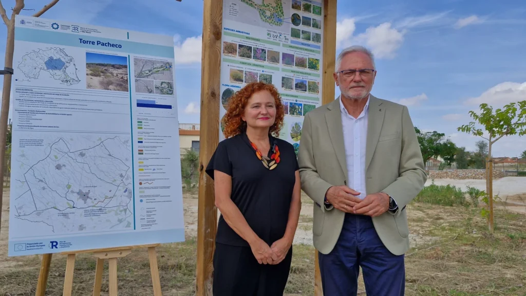 Representantes junto a los paneles de la restauración de la Rambla Sur en Torre-Pacheco