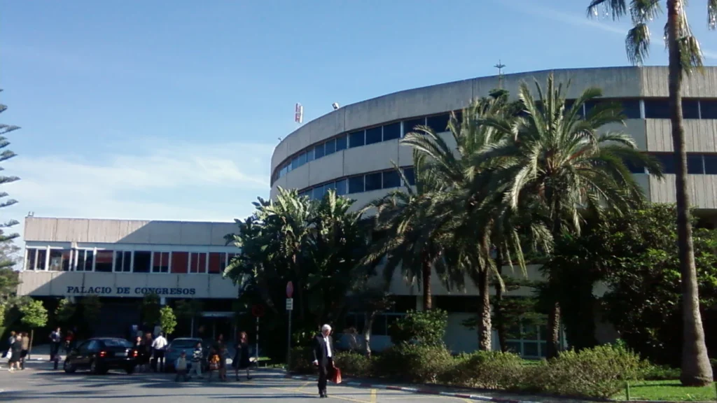 Fachada circular y palmeras del Palacio de Congresos de Torremolinos, en una fotografía de archivo